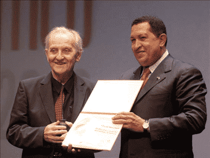 Chávez presenting Mészáros with the Libertador (Bolívar) Award for Critical Thought, September 14, 2009. Photo by Alfonso Ocando (Prensa Presidencial/MinCI)